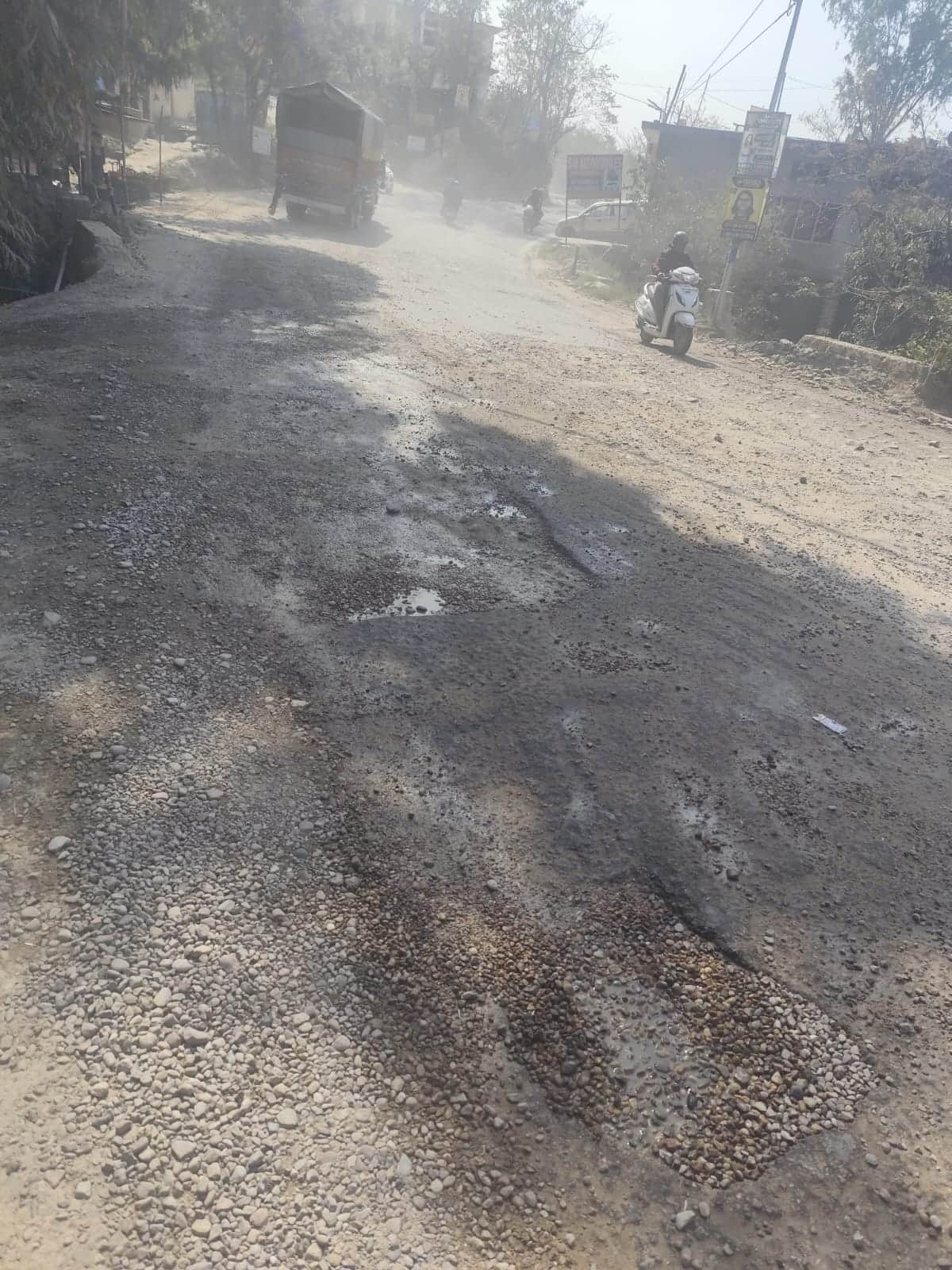 कोहली के समीप जर्जर सड़क में उड़ती धूल। संवाद