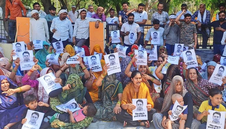 कलेक्ट्रेट पर धरने के दौरान नारेबाजी करते परिजन व ग्रामीण। संवाद