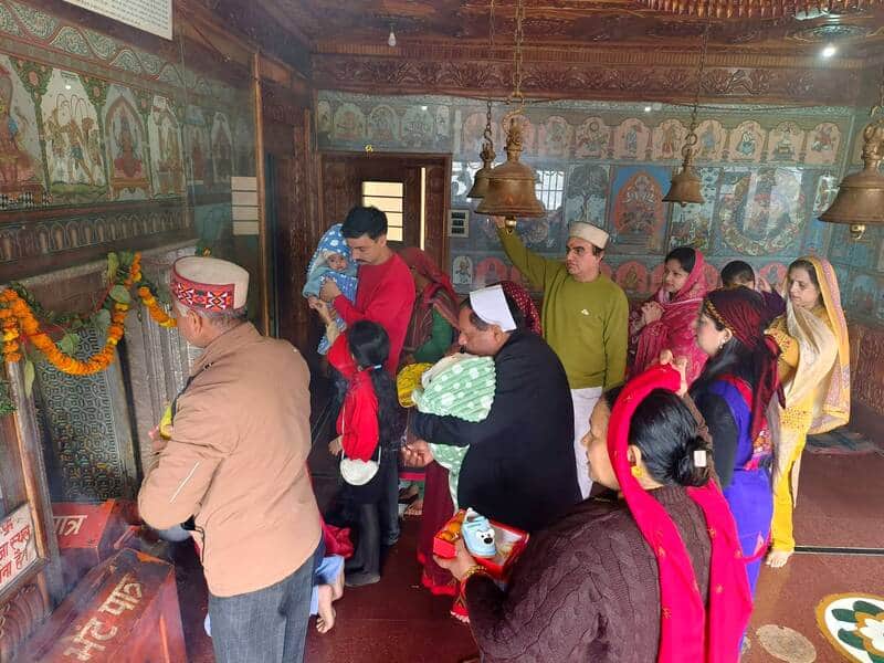 कुल्लू में भेखली मदिंर में नवरात्र के अतिंम दिन दर्शन के लिए उमड़ी भीड़।-संवाद