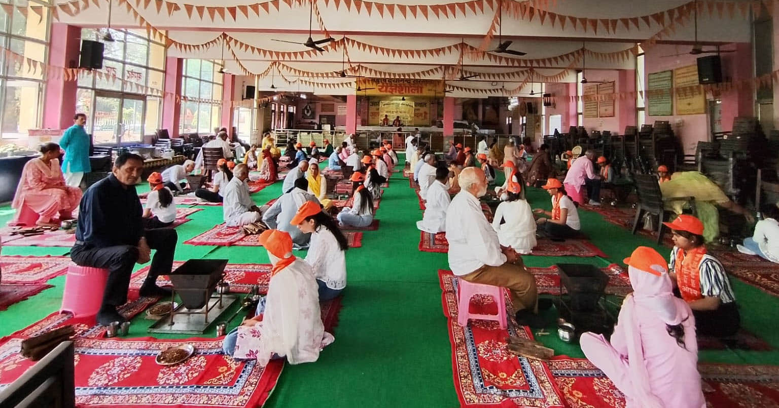 कुमारी विद्यावती आनंद डीएवी महिला महाविद्यालय में आयोजित हवन में आहुतियां डालते आर्य युवती परिष