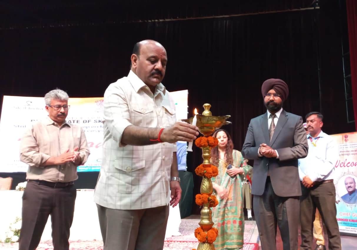 कन्वेंशन सेंटर में आयोजित मिशन स्किल कार्यशाला का डिप्टी सीएम सुरिंदर चौधरी ने दीप प्रज्ज्वलित
