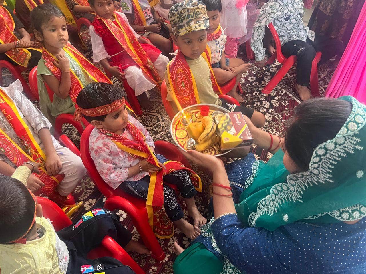 कन्या पूजन कार्यक्रम में आंगनबाड़ी केंद्र सरफुद्दीनपुर में कन्या का पूजन करती महिला। श्रोत-सूचन