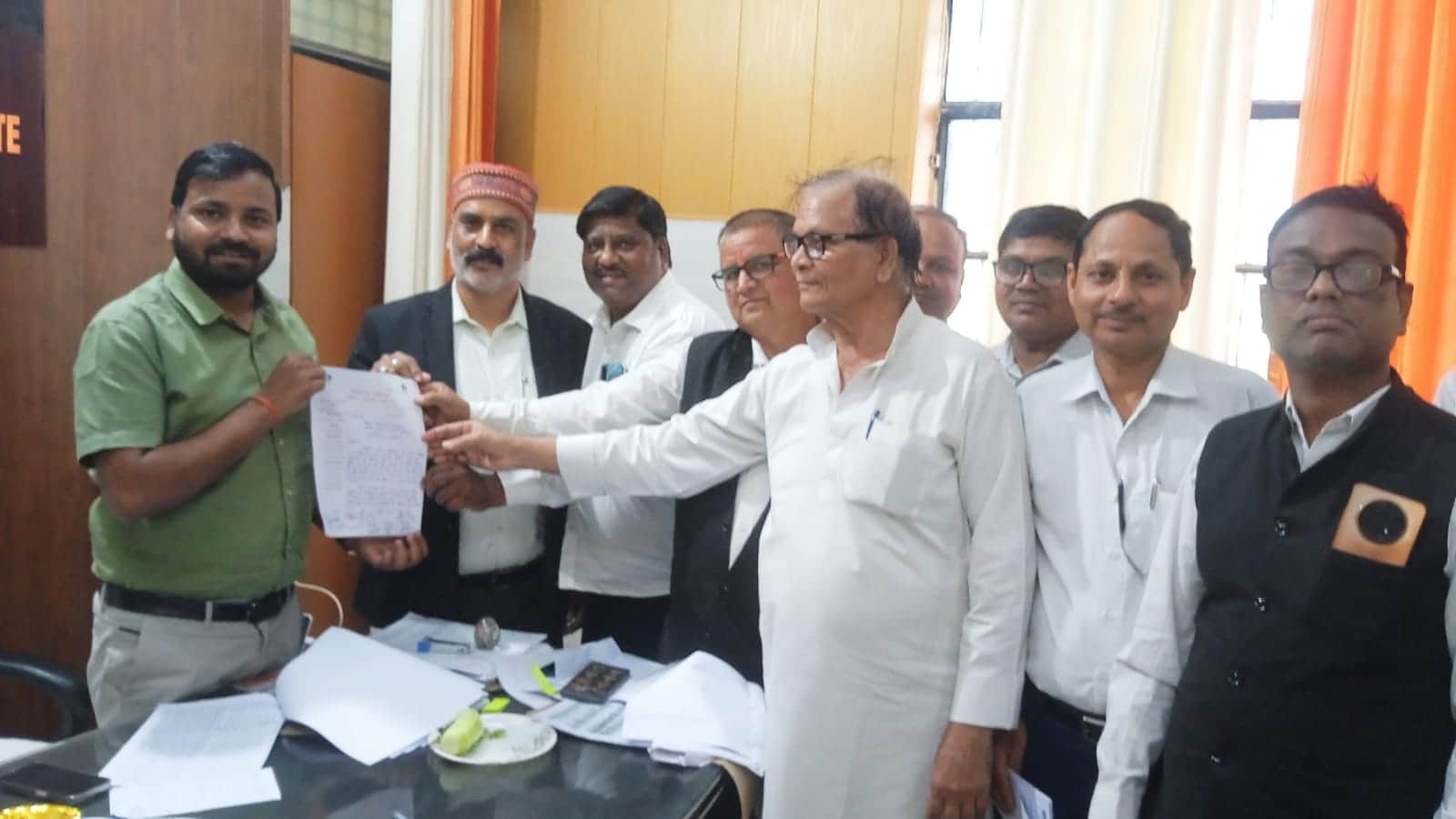 कप्तानगंज एसडीएम विनोद कुमार गुप्ता को ज्ञापन सौंपते अधिवक्ता।स्रोत-सोशल मीडिया