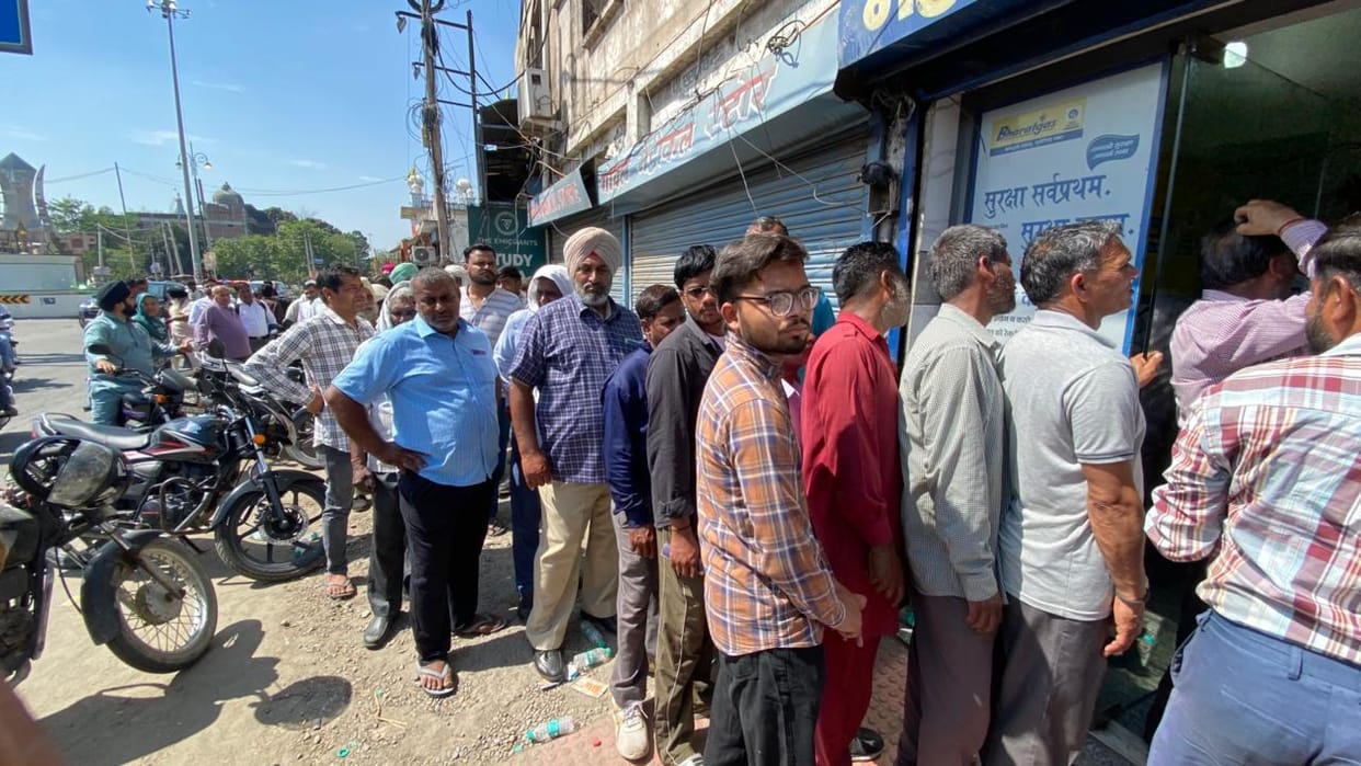 The gas crisis continues unabated, with officials limited to claims of sufficient gas.
