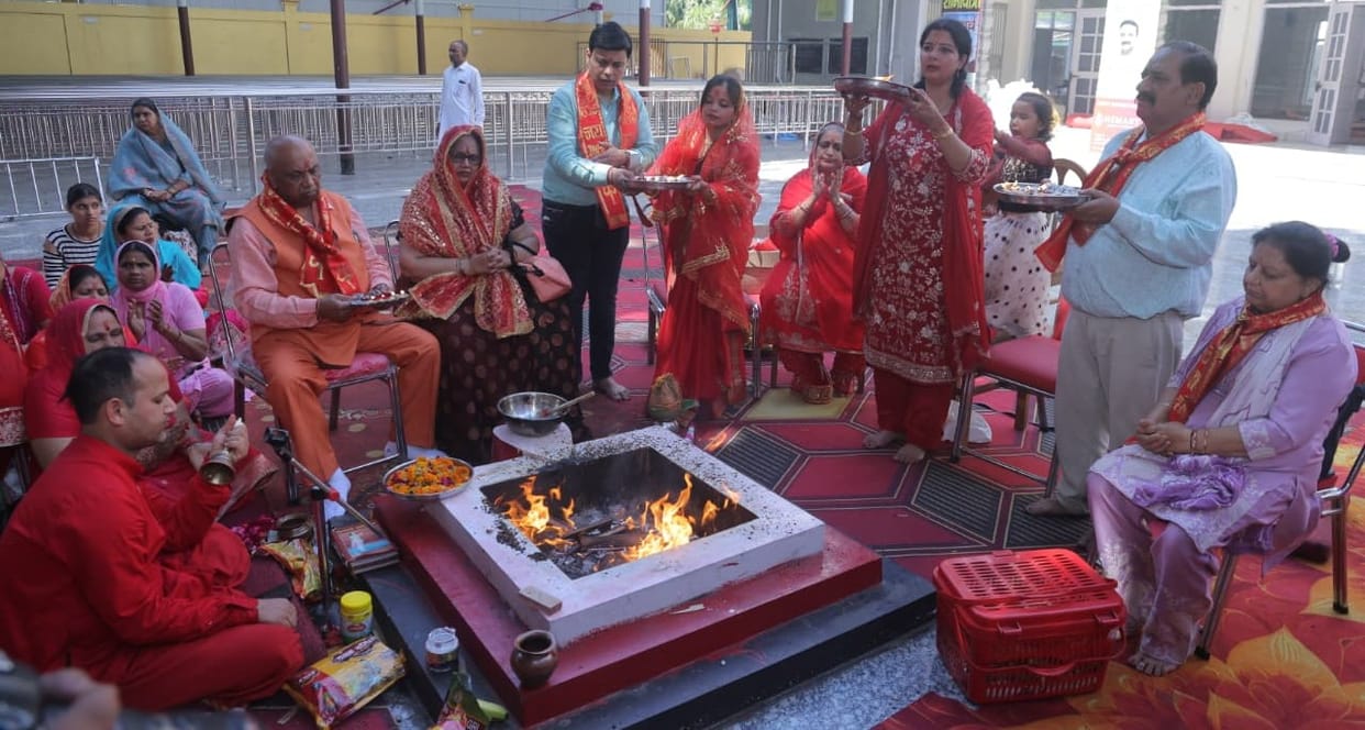 Devotees worshipped Maa Kalratri, the seventh form of Goddess Bhagwati.