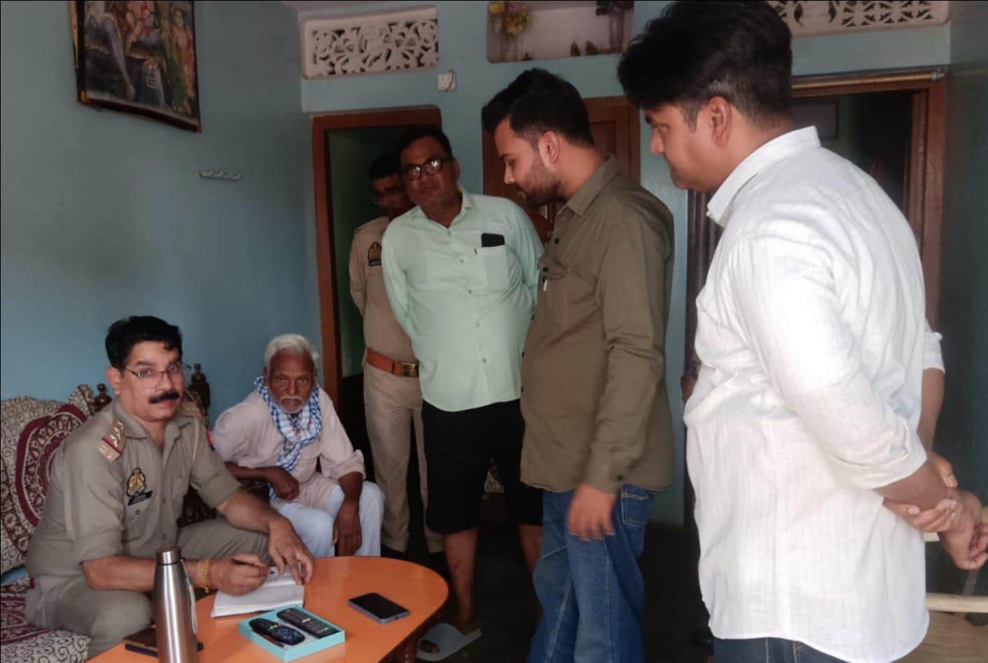 केराकत शेख़जादा में मृतक के घर जानकारी लेती हुई पुलिस। स्रोत-संवाद