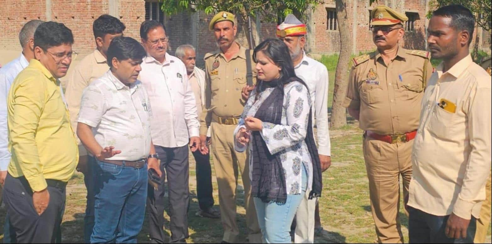 करनैलगंज के सेहरिया कला में विद्यालय में विद्यालय बंद कराने पहुंचीं एसडीएम नेहा मिश्रा। -संवाद 