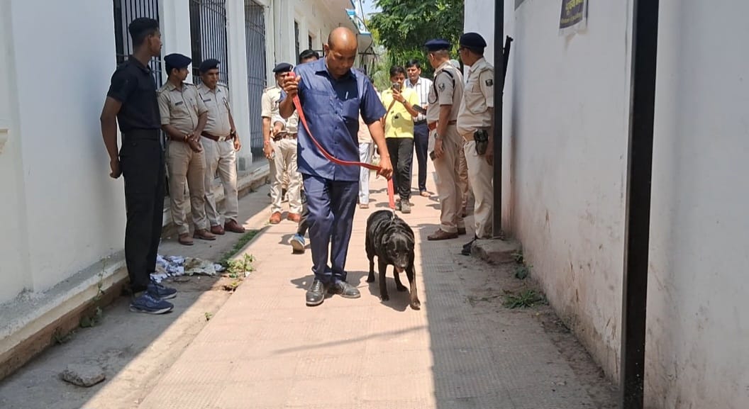Lucknow Civil Court email received on District Judge's ID; security checks continued for
