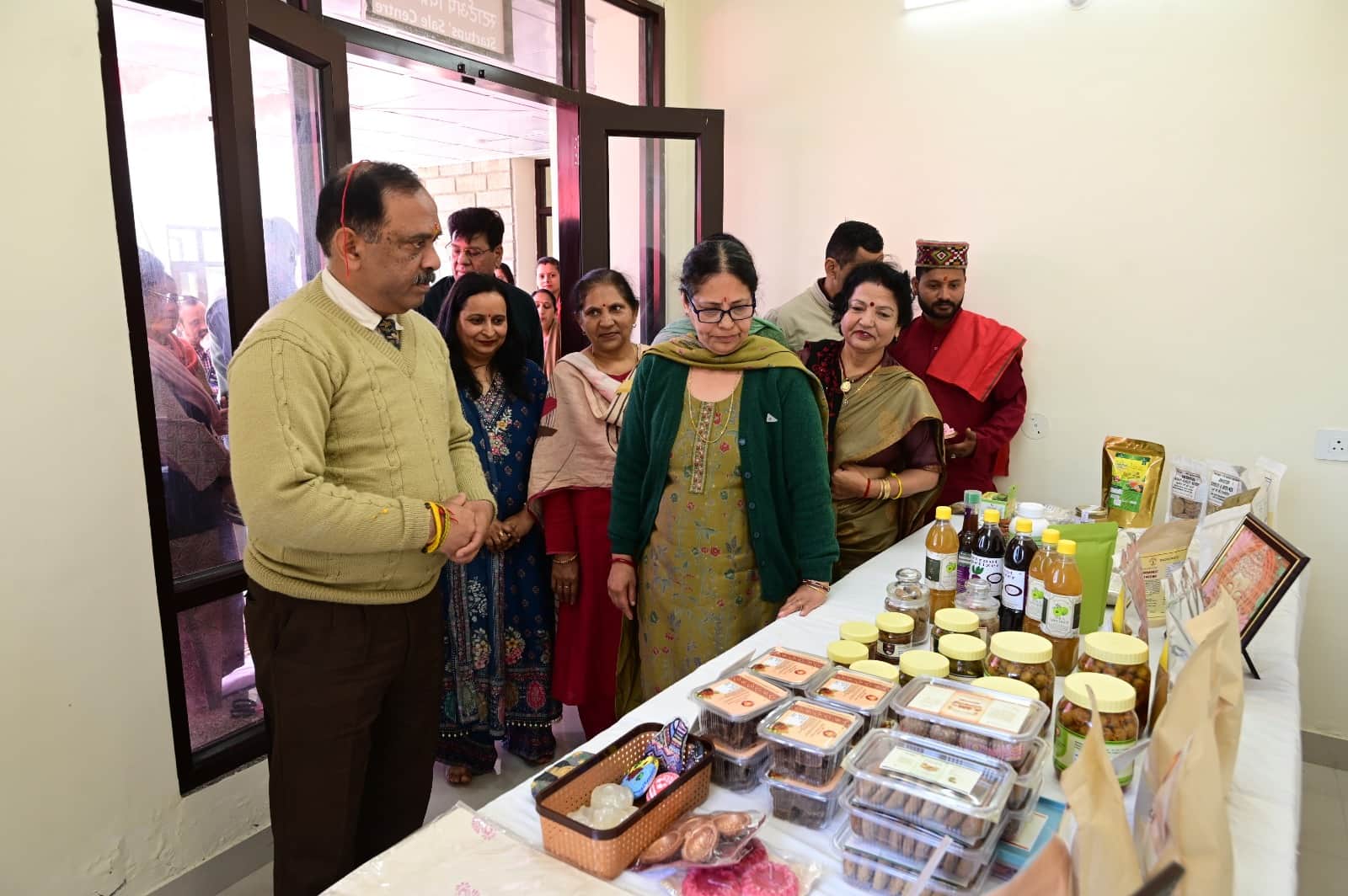 कृषि विवि पालमपुर में महिला उत्पादों का निरीक्षण करते हुए कुलपति डॉ.एके पांडास्त्रोत कृषि व