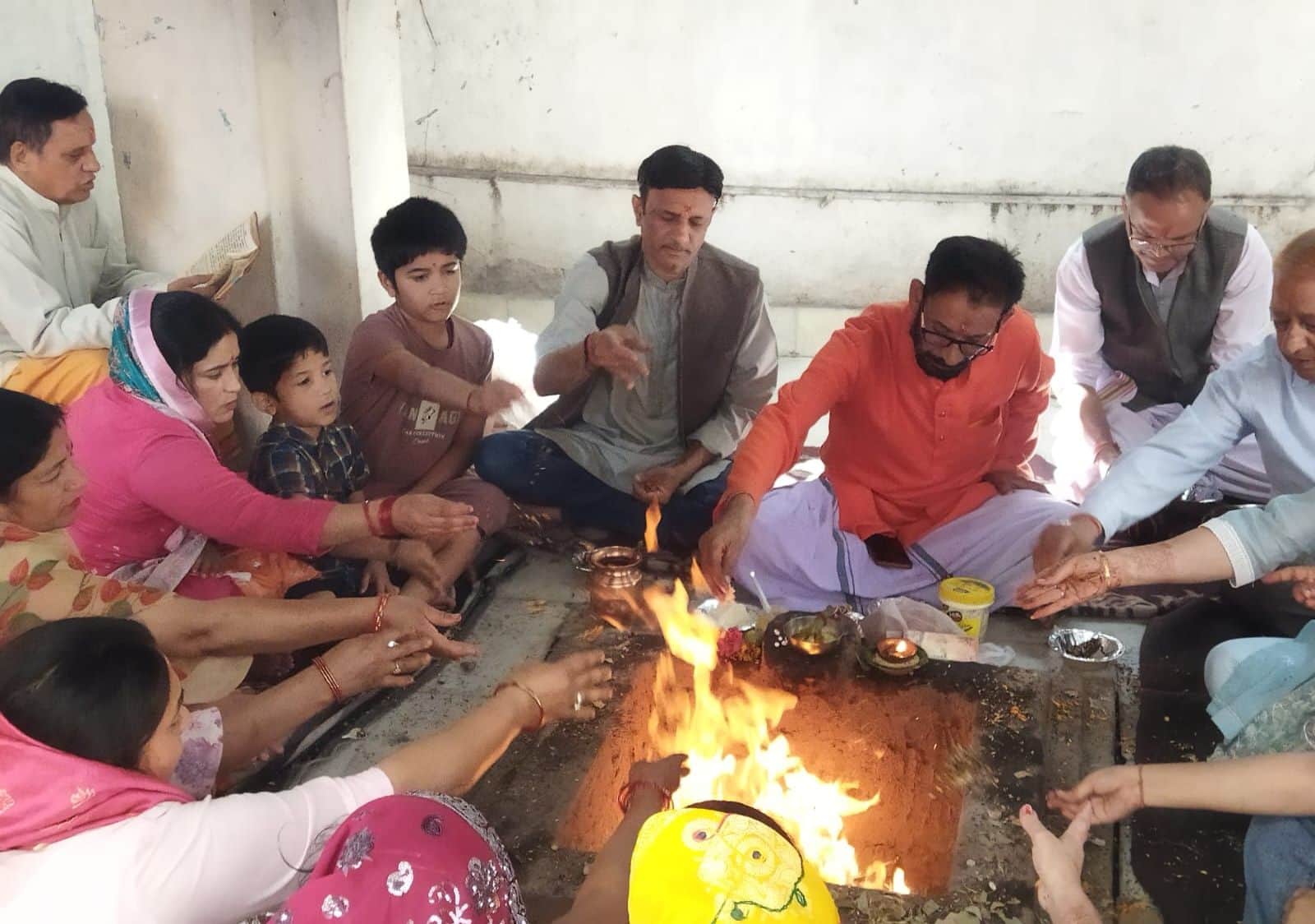 कोटद्वार के सुखरो देवी मंदिर में रामनवमी के मौके पर आयोजित हवन में पूर्णाहुति डालते मंदिर समिति