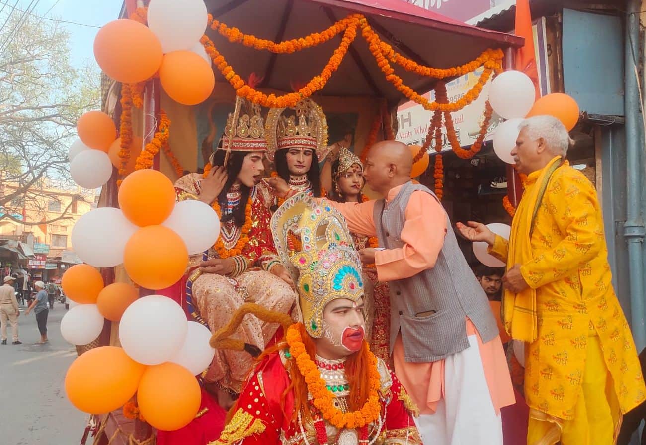 कोटद्वार में रामनवमी के मौके पर निकली रामडोल शोभायात्रा का उद्घाटन करते लैंसडौन के विधायक महंत 