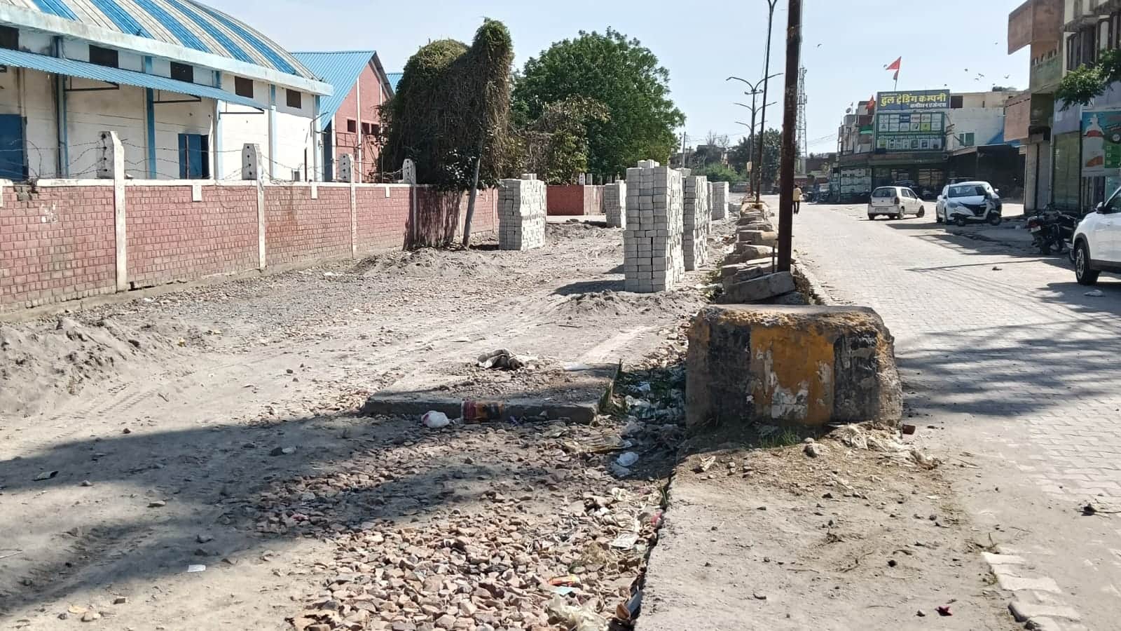 कैथल की अनाज मंडी की ओर जाने वाली खस्ताहाल मुख्य सड़क।   संवाद 