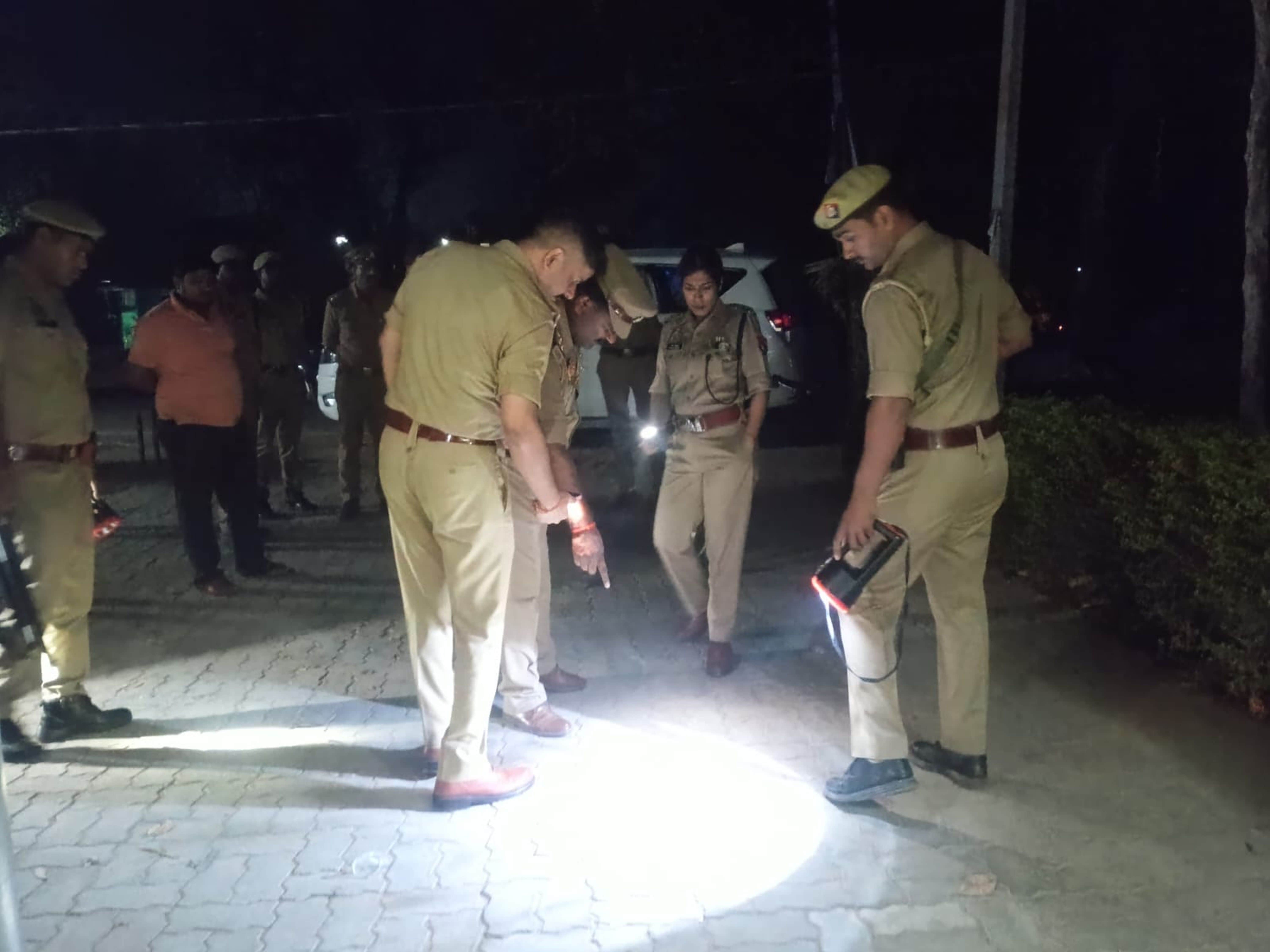 कुड़वार में गोेलीकांड के बाद घटना स्थल का निरीक्षण करतीं एसपी चारू निगम।  