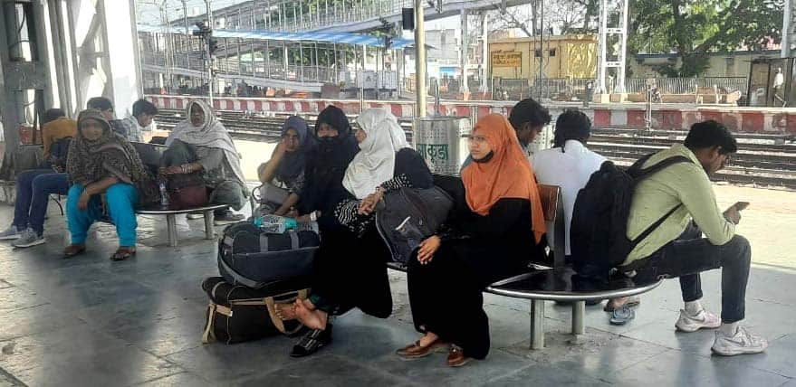 खुर्जा जंक्शन पर ट्रेन के इंतज़ार में बैठे यात्री। संवाद