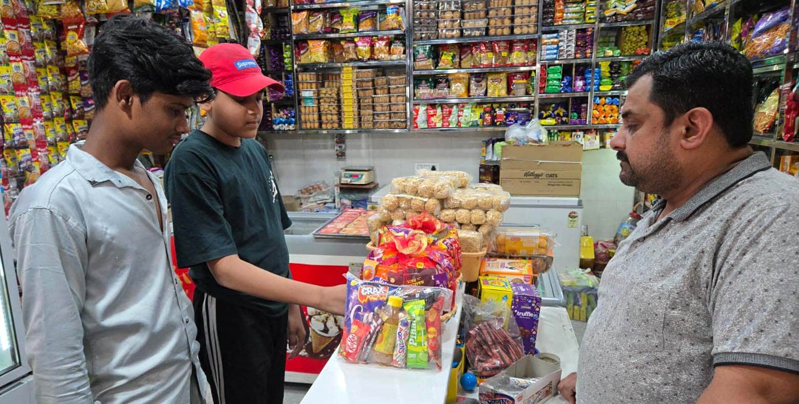 खुर्जा में गांधी मार्ग स्थित दुकान से नवमी पर कन्या पूजन के लिए गिफ्ट पैक खरीदते लोग। संवाद