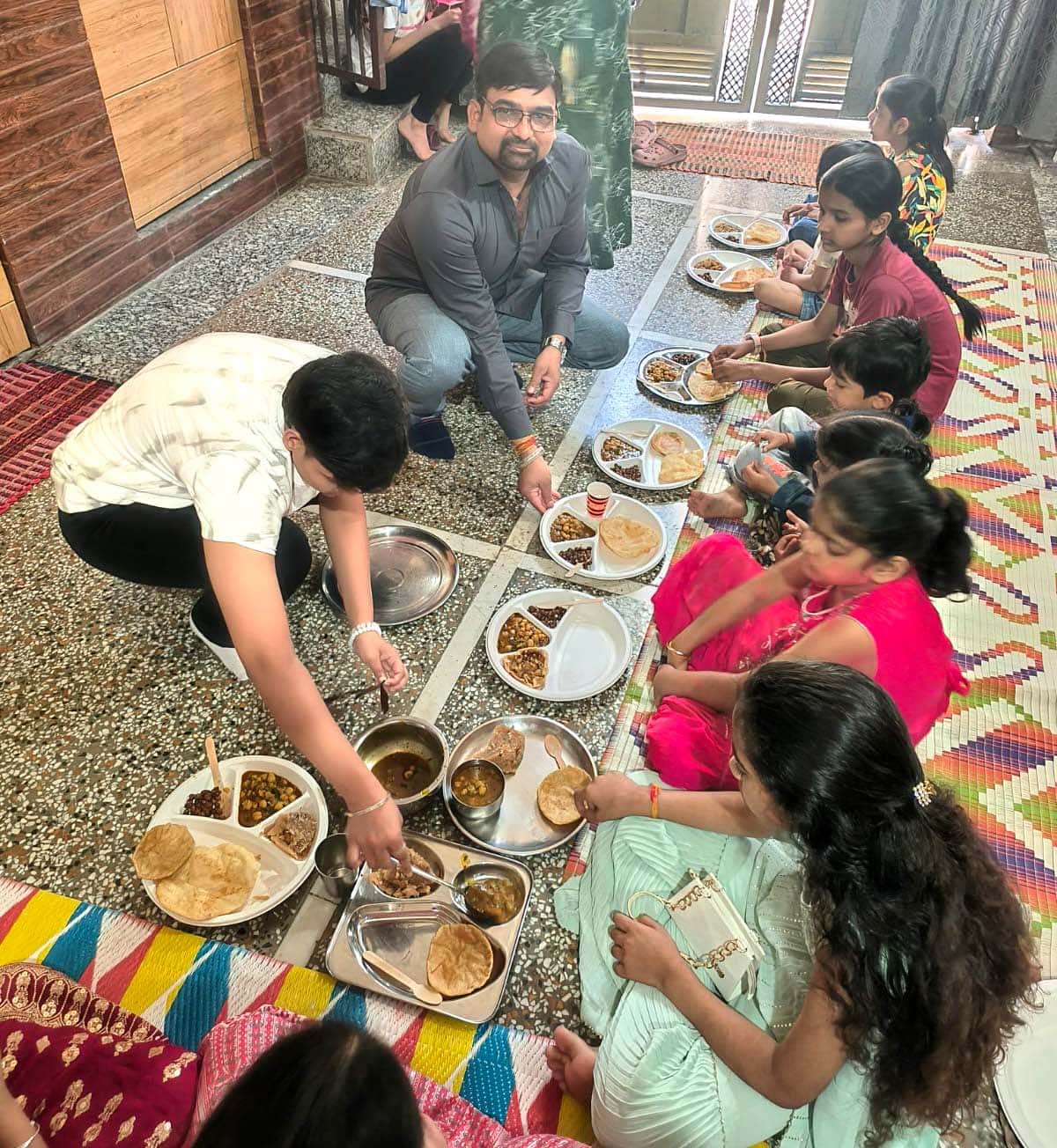 खुर्जा में नवरात्रि पर अष्टमी पूजन के दौरान के मौजूद कन्याएं - स्रोत : जागरूक पाठक