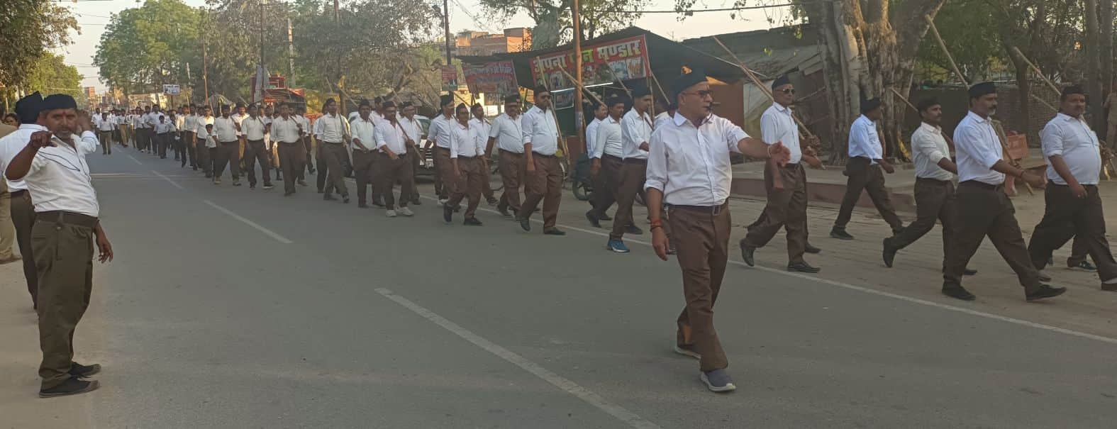  लंभुआ में पथ संचलन करते स्वयंसेवक। संवाद