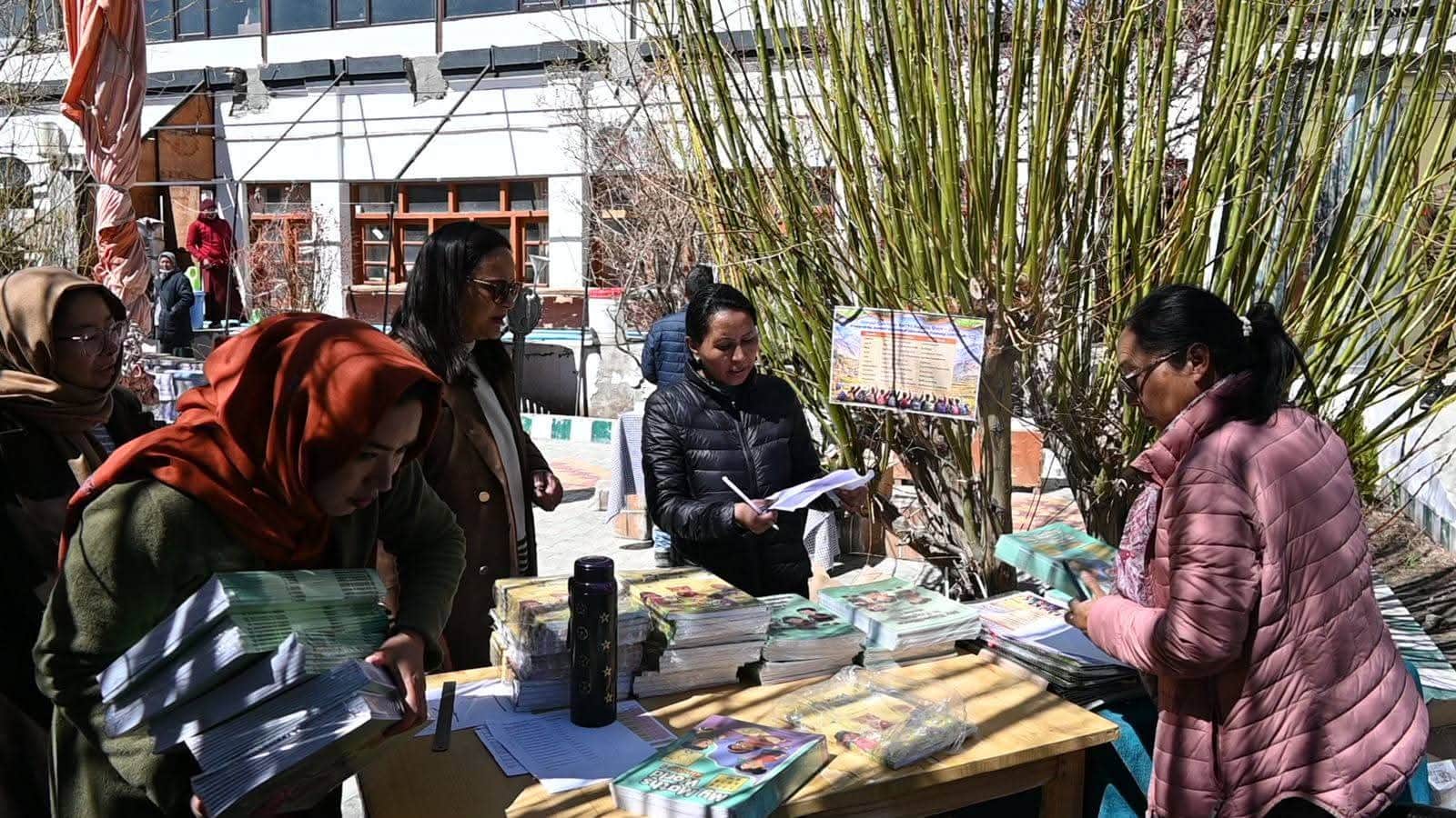 लांच के दौरान एचपीसी पुस्तकों का वितरण करते अधिकारी।  