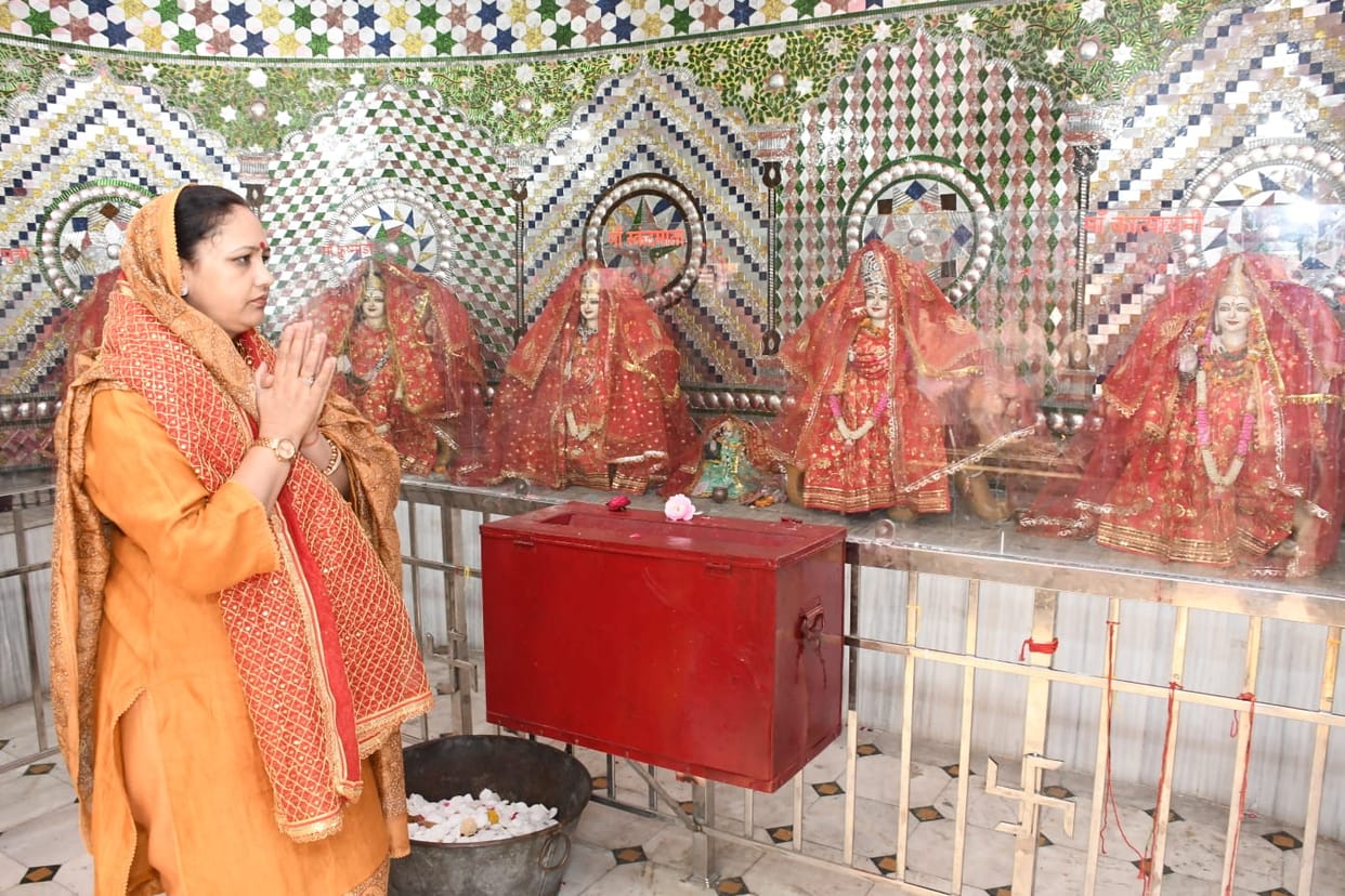 Suman Saini visited Mata Bala Sundari on Navratri