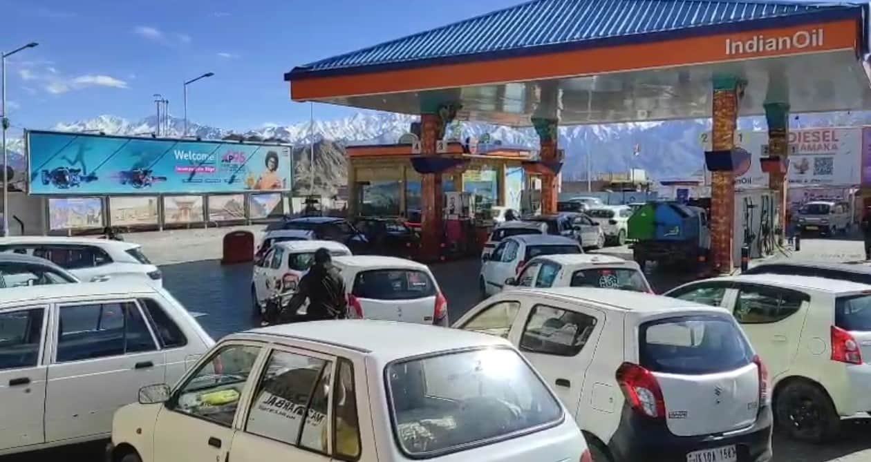 लेह अफवाहों और घबराहट के बीच पेट्रोल पंपों पर उमड़ी वाहनों की कतारें,