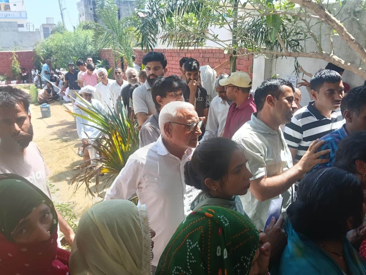 लोहारू रोड स्थित गैस एजेंसी में उपभोक्ताओं की लगी लंबी कतार। 