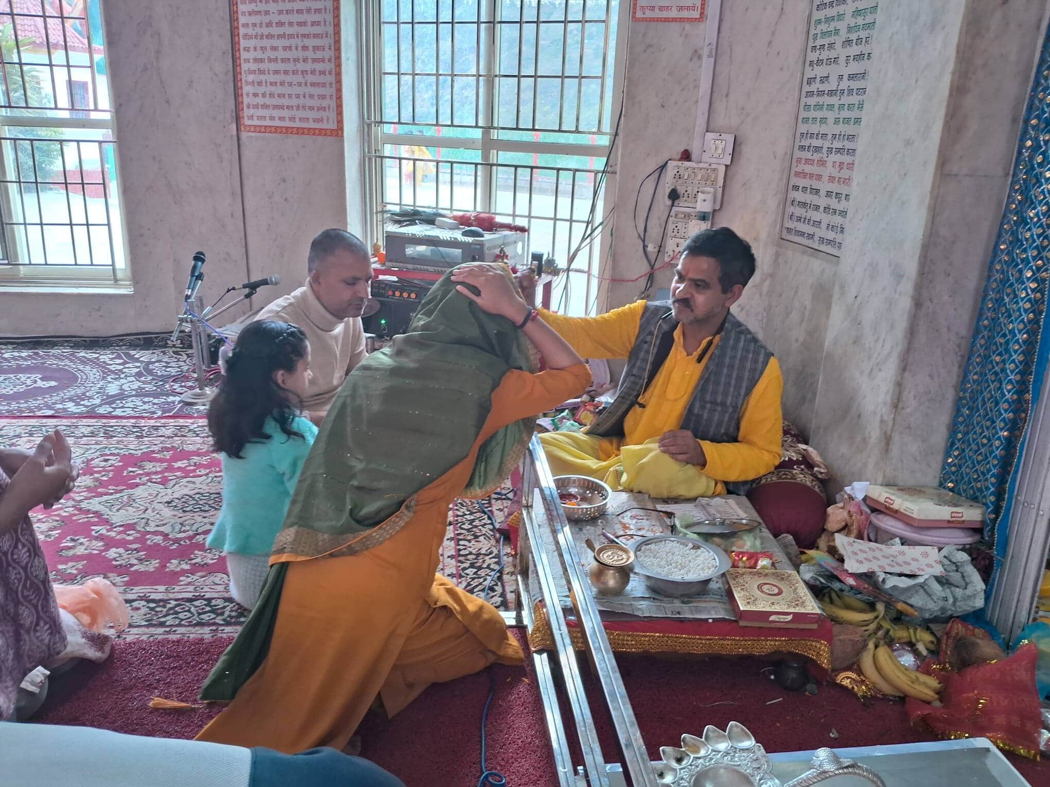 मां श्री महिषासुर मर्दिनी महालक्ष्मी मंदिर खोपड़ी में पूजा-अर्चना करते श्रद्धालु। संवाद