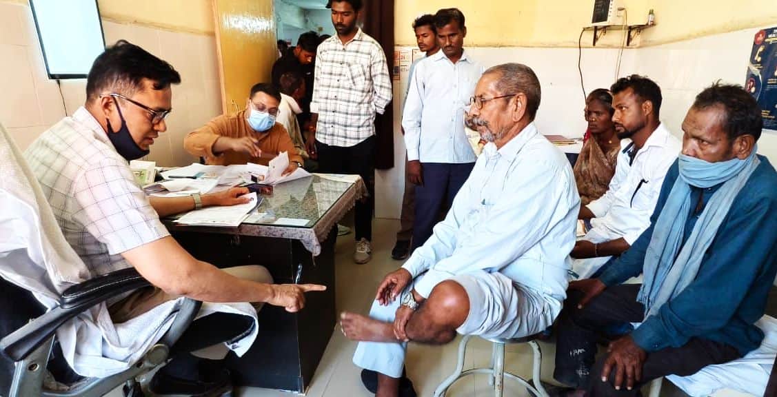 मेडिकल कॉलेज ओपीडी में जूते की समस्या से परेशान मरीज को सलाह देते डॉ. संजीव सिंह।  संवाद