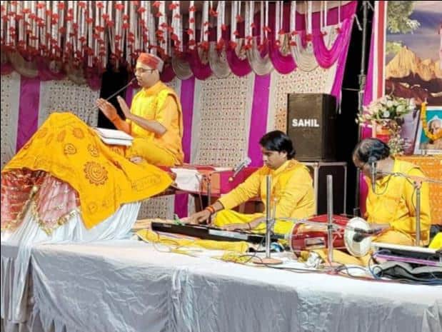 मुंगराबादशाहपुर के स्टेशन रोड पर स्थित मां गायत्री शक्तिपीठ पर कथा सुनाते हुए गौरीश पांडेय। स्र