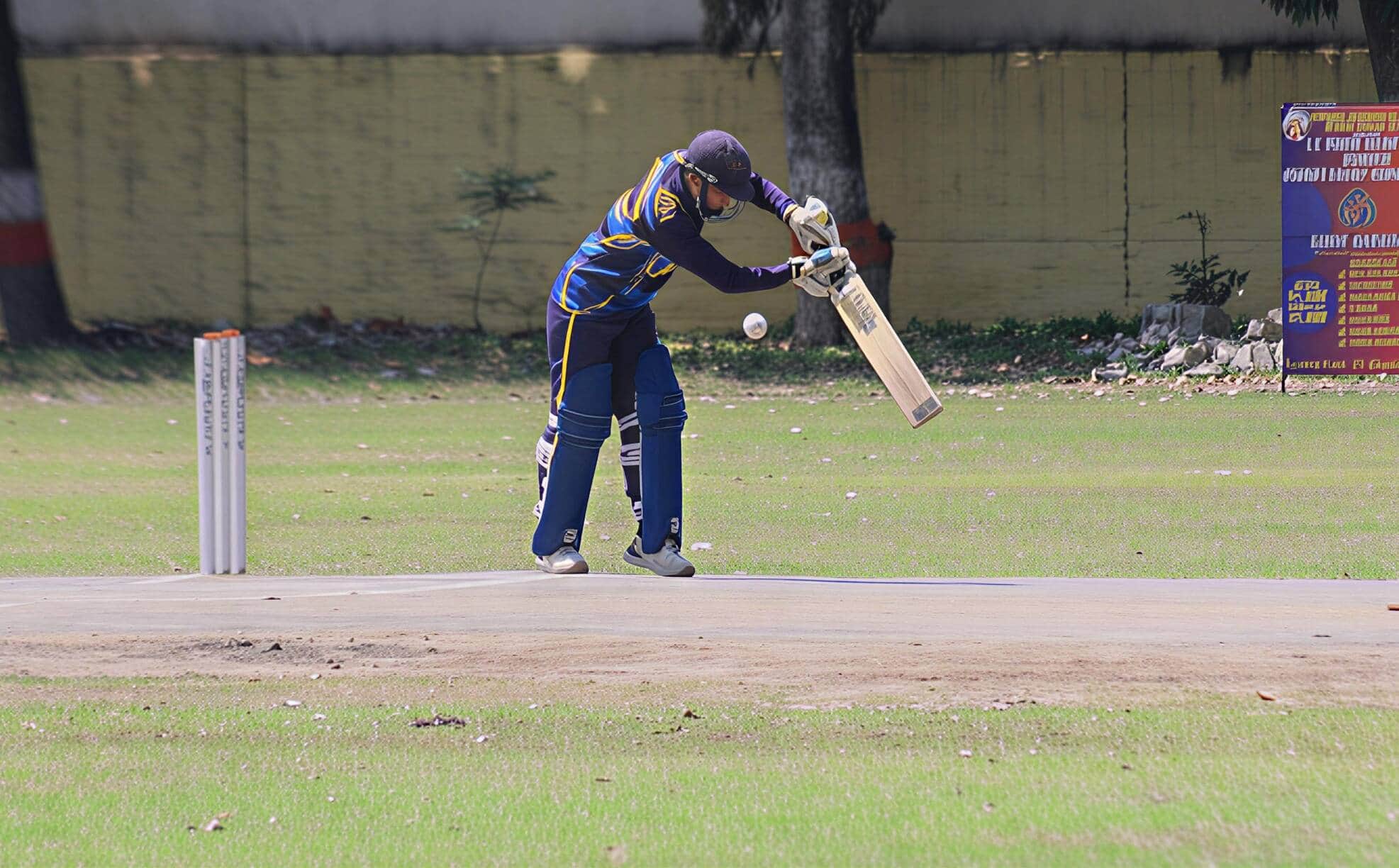 महिला क्रिकेट प्रतियोगिता में शाॅट खेलती खिलाड़ी। संवाद