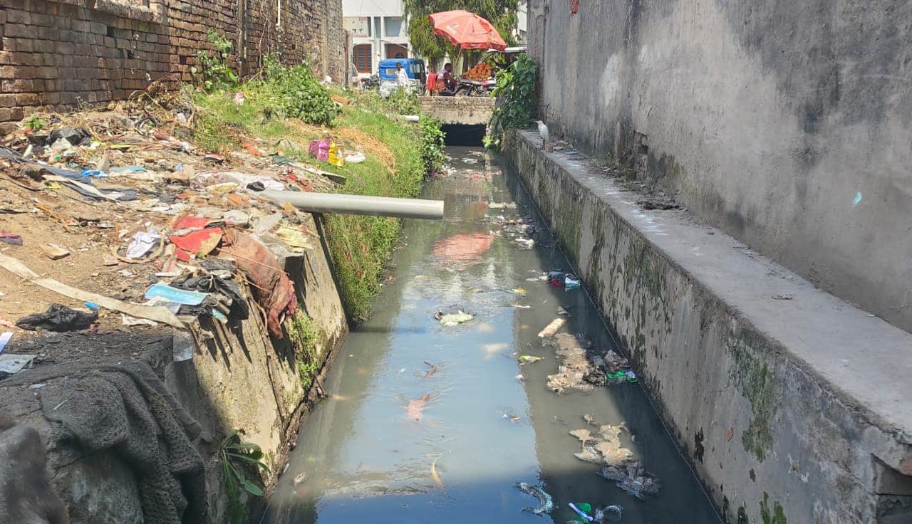 मोहल्ला नई बस्ती में बिना पुलिया पर रेलिंग के खुला बउ़ा और गहरा नाला। संवाद