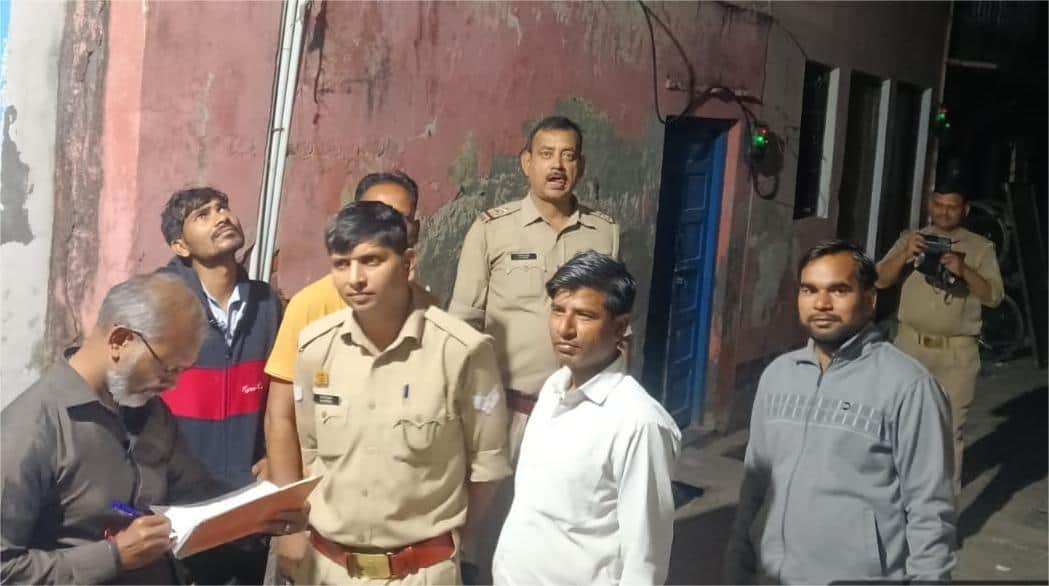 मोहल्ला रफीकनगर में छापा डालने पहुंची ऊर्जा निगम की टीम। संवाद