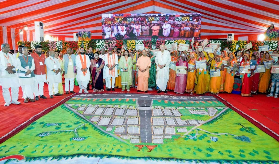 मिहींपुरवा के सेमरहना में बुधवार को आयोजित कार्यक्रम में लाभार्थियों के साथ मौजूद मुख्यमंत्री 