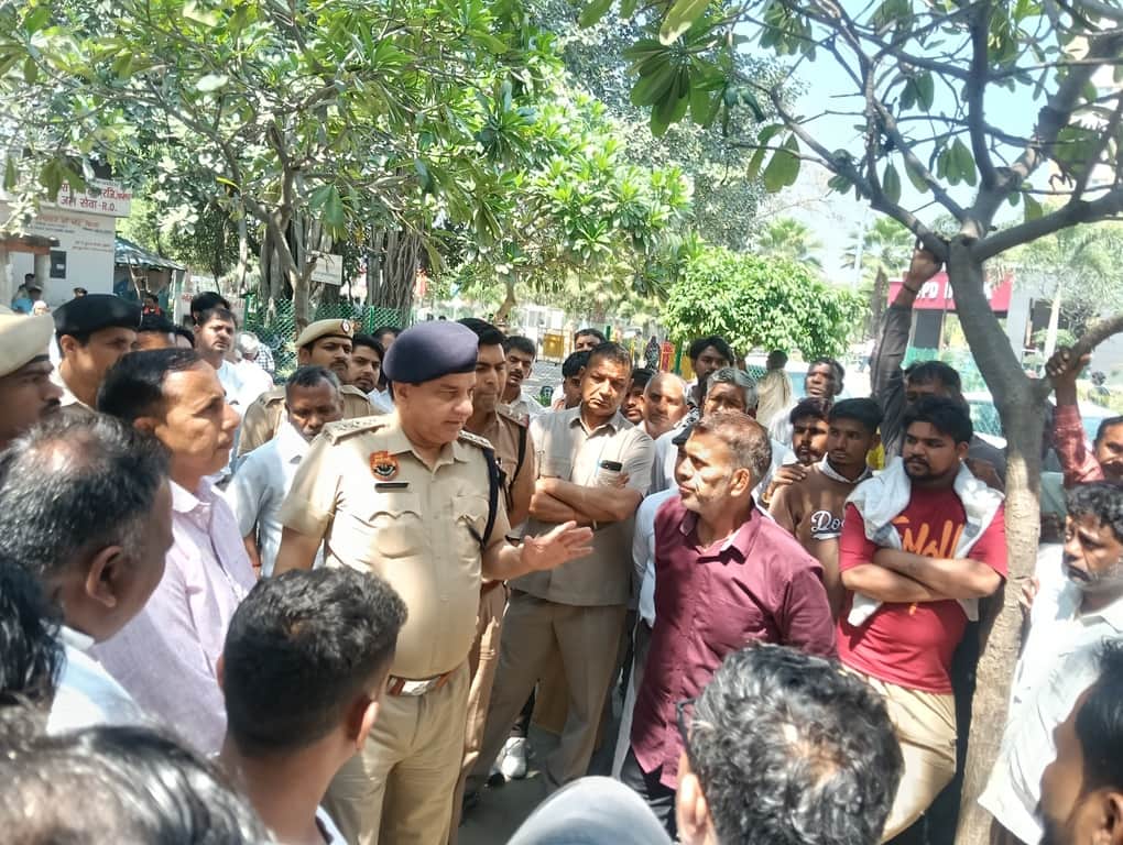 मोहित के परिजनों से बात करते डीएसपी आत्माराम। संवाद