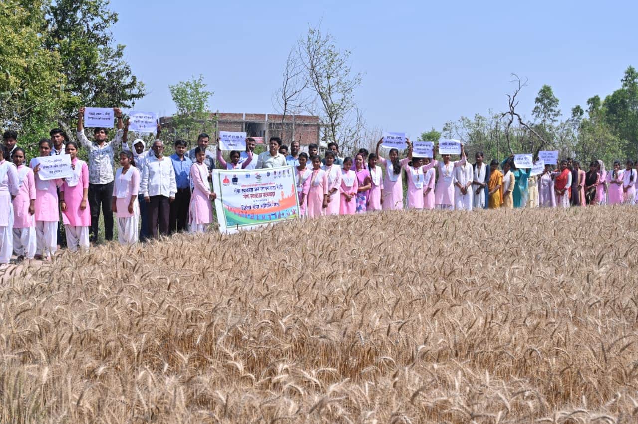 मखना पिंडोहरी में गंगा स्वच्छता रैली निकालते छात्र और छात्राएं।स्रोत-स्वयं