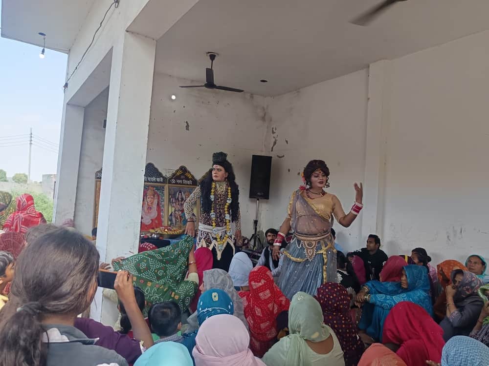 मूनक गांव मोर माजरा में मां दुर्गा मंदिर में आयोजित कार्यक्रम में अपनी प्रस्तुति देते कलाकार। स