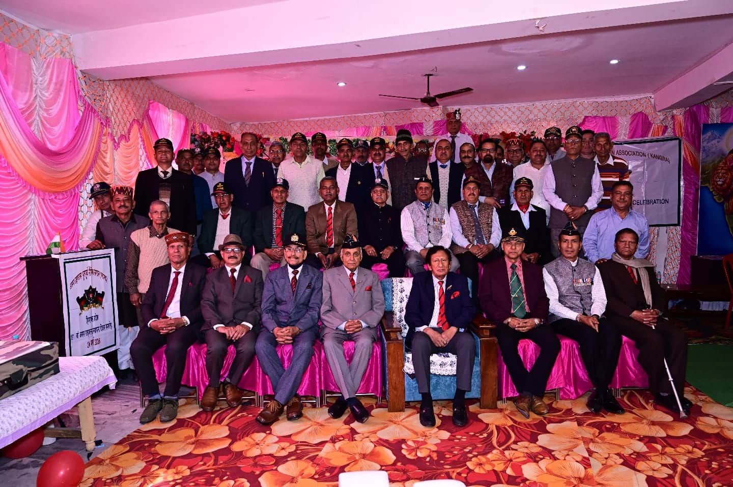 मारंडा में असम राइफल्स के स्थापना दिवस पर माैजूद पूर्व सैनिक और अन्य। स्रोत : संगठन