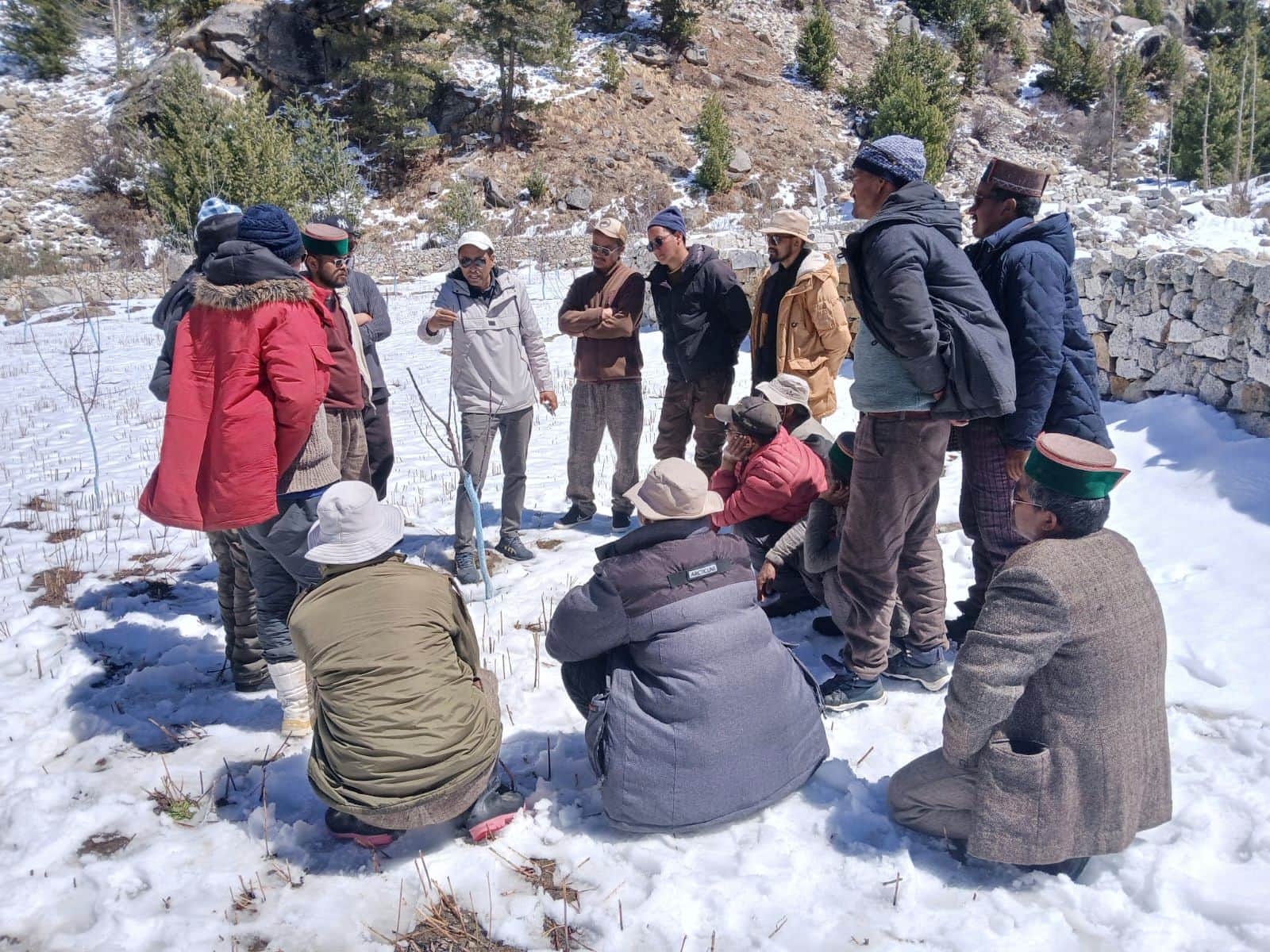 मस्तरंग में प्रशिक्षण शिविर में बागवानों को बागवानी की बारीकियां सिखाते विशेषज्ञ। संवाद