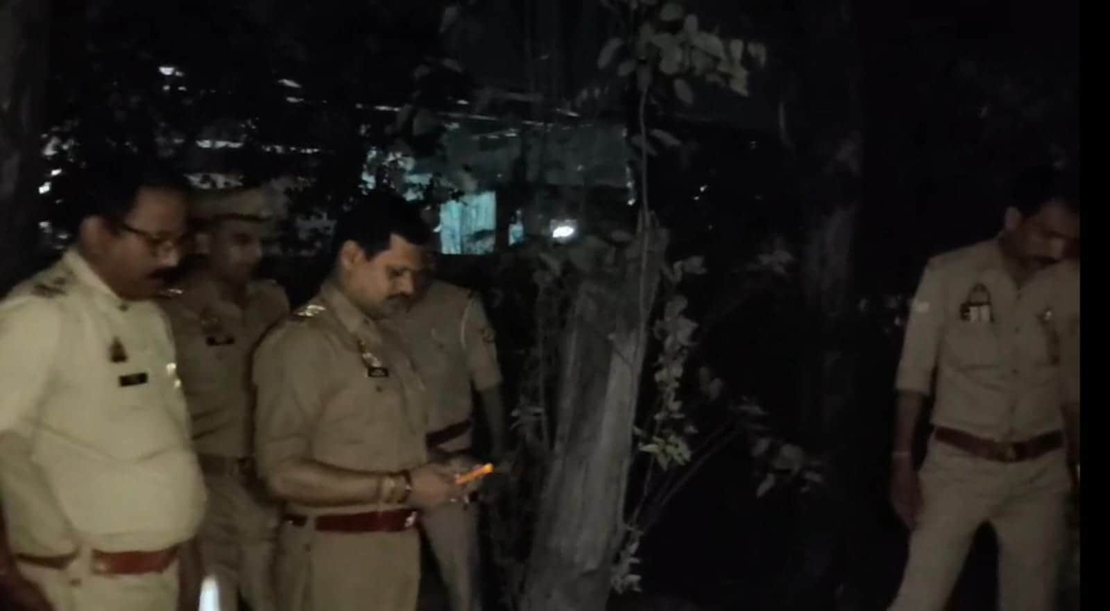 मोदीनगर रोड पर बोरो की जांच करती पुलिस टीम। संवाद