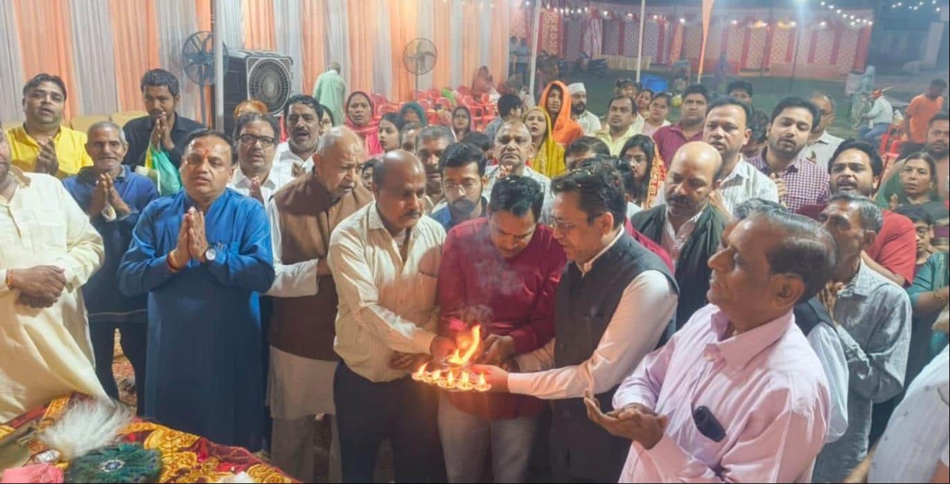 मंदिर में आरती करते समिति सदस्य व श्रद्धालु। संवाद