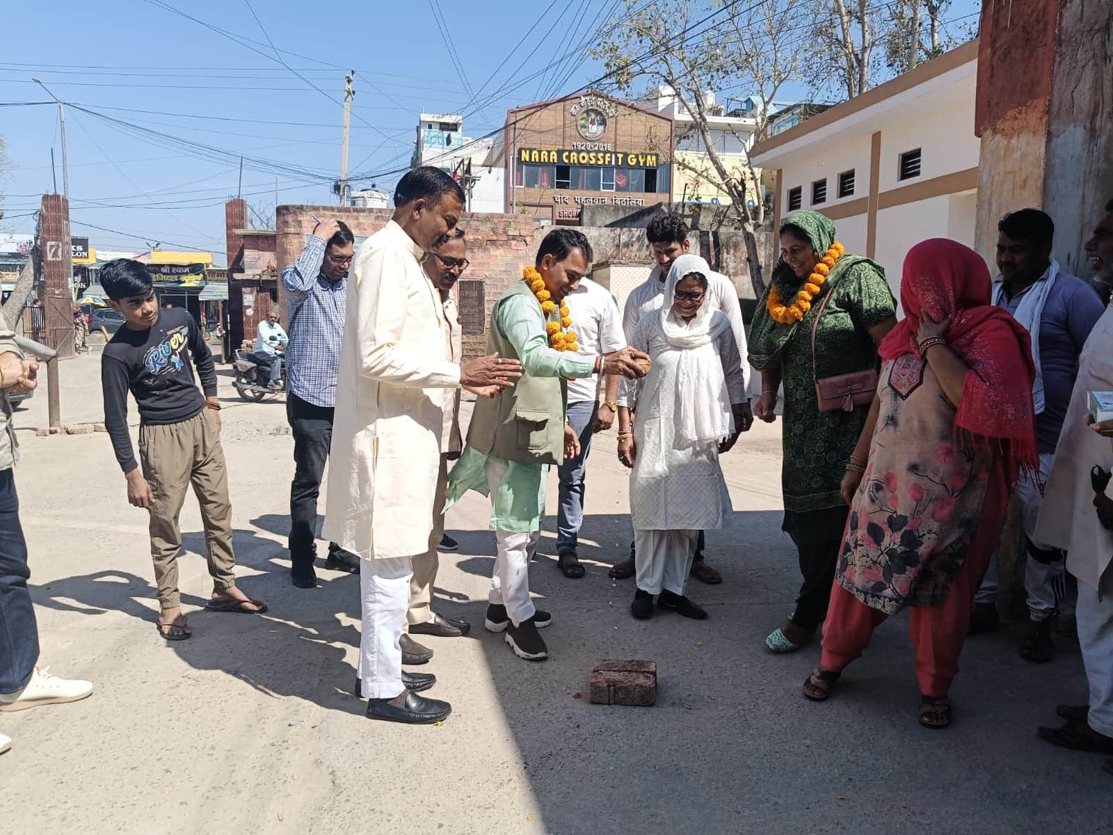 नए प्रोजेक्ट का शुभारंभ करते चेयरमैन, पार्षद व अन्य।