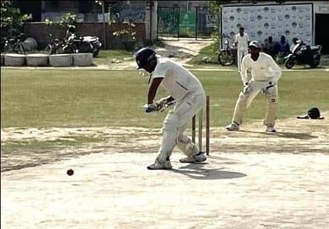 नगर के सहादतपुरा स्थित मैच में शाट लगाता आइडियल क्रिकेट एकेडमी के बल्लेबाज।संवाद