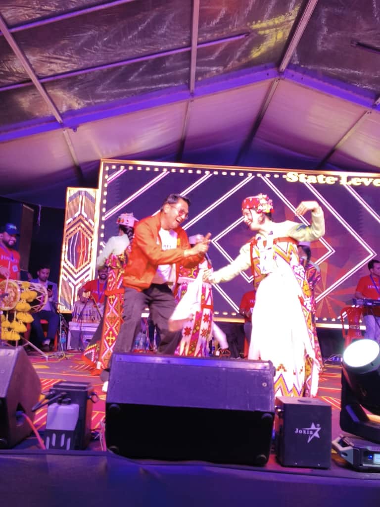 नगरोटा बगवां के राज्य स्तरीय लिदबड़ मेले की प्रथम सांस्कृतिक संध्या में प्रस्तुति देते ठाकुर दा