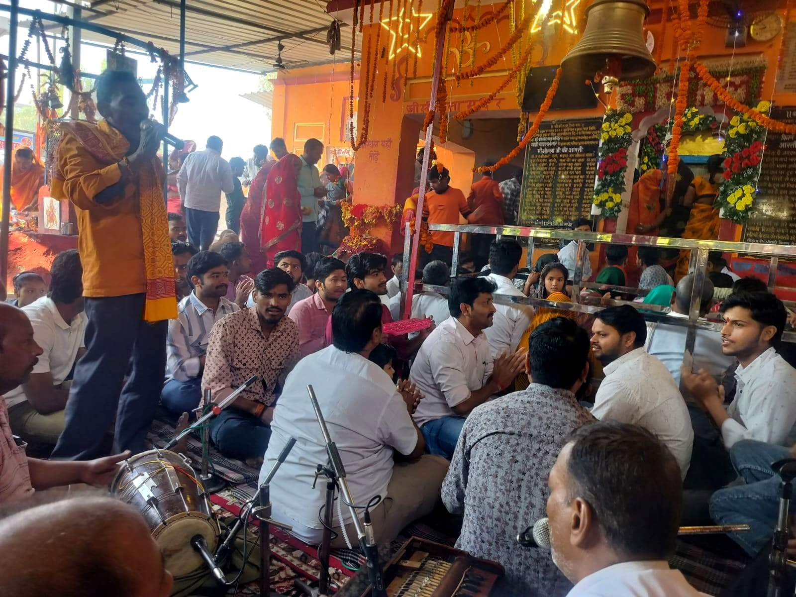 निजामाबाद में मां शीतला धाम पर भजन-कीर्तन करते लोग। संवा