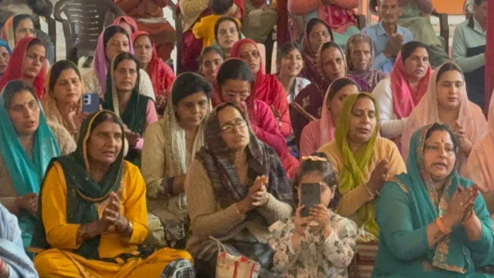 नौरा में श्री भागवत कथा में मौजूद लोगस्त्रोत जागरूक पाठक