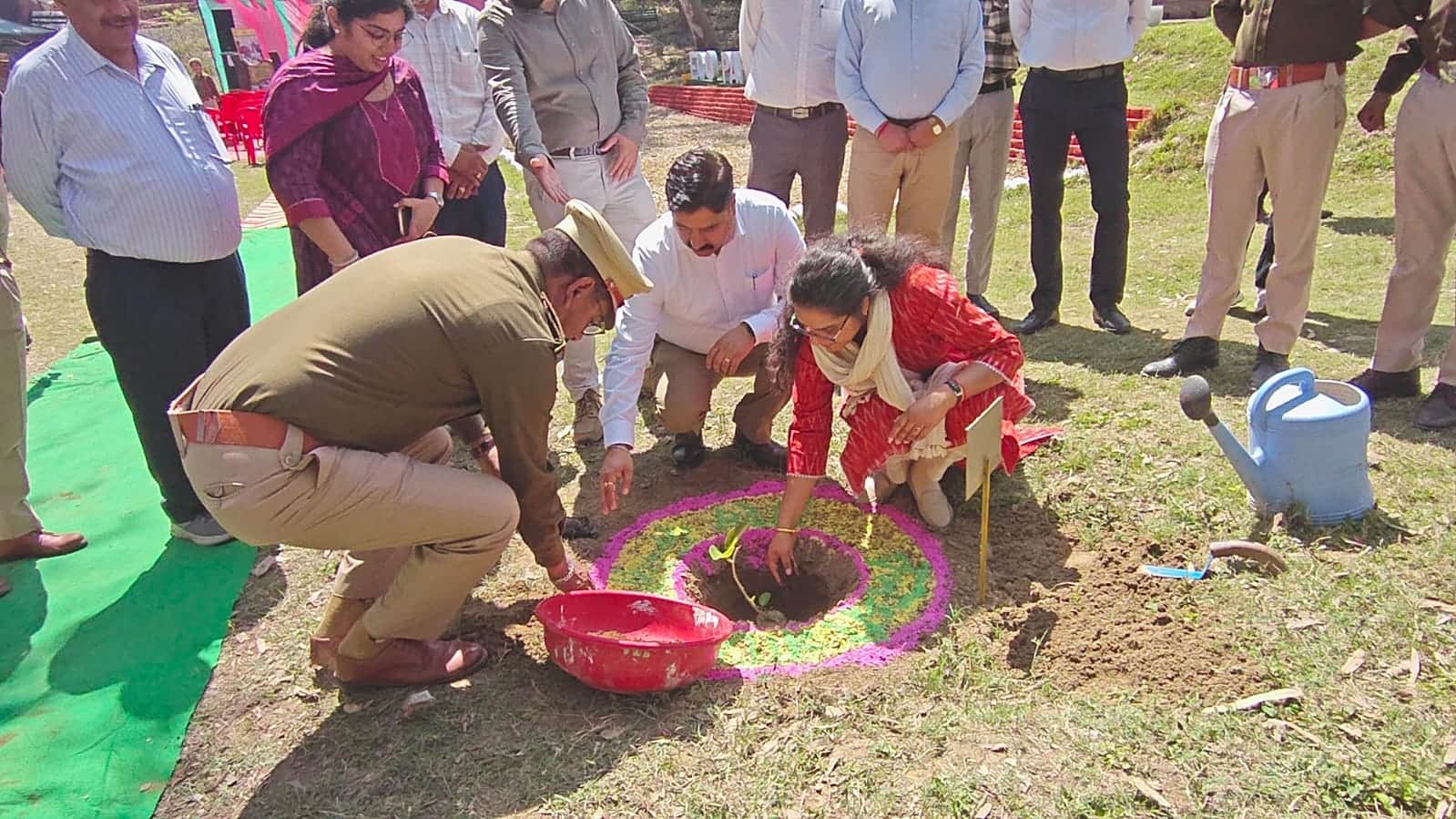नूरपुर स्थित ईको पार्क में जायका परियोजना के तहत आयोजित हाट मेले के दौरान पौधरोपण करते हुए सीसी