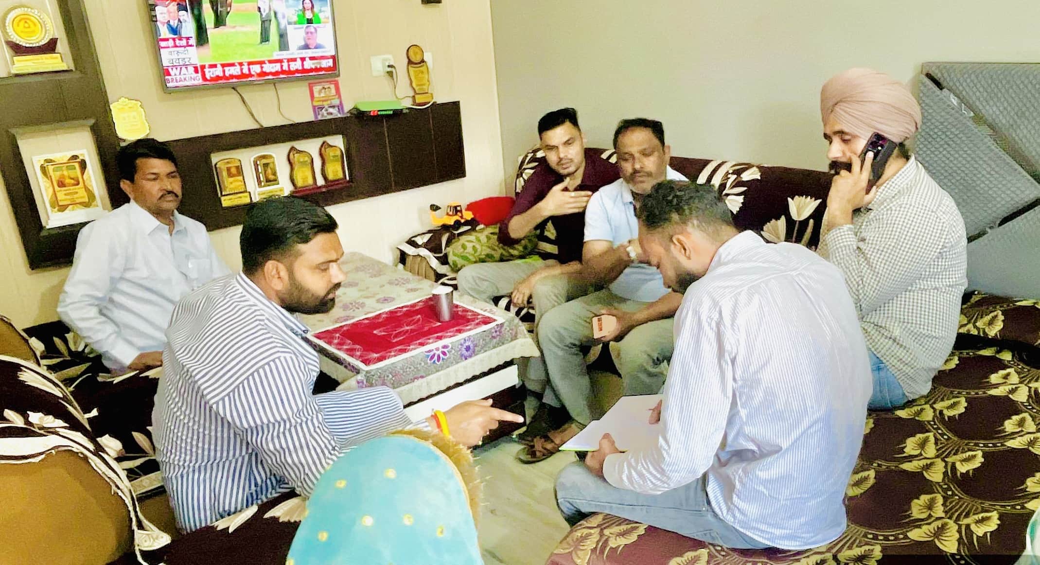 निसिंग नगरपालिका की बैठक में शहर वासियों को साफ सफाई रखने की जानकारी देते नपा सचिव शैलेंद्र शर्