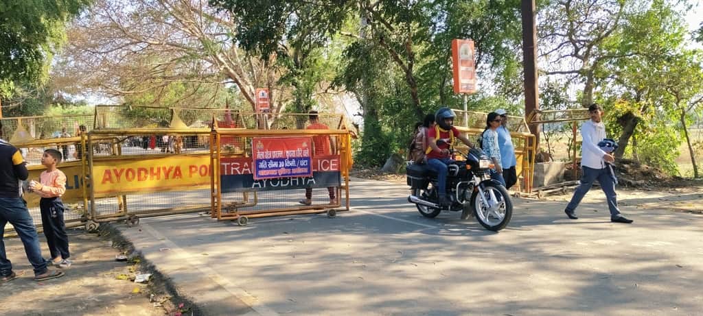 नवाबगंज में अयोध्या मार्ग पर की गई बैरिकेडिंग। - संवाद