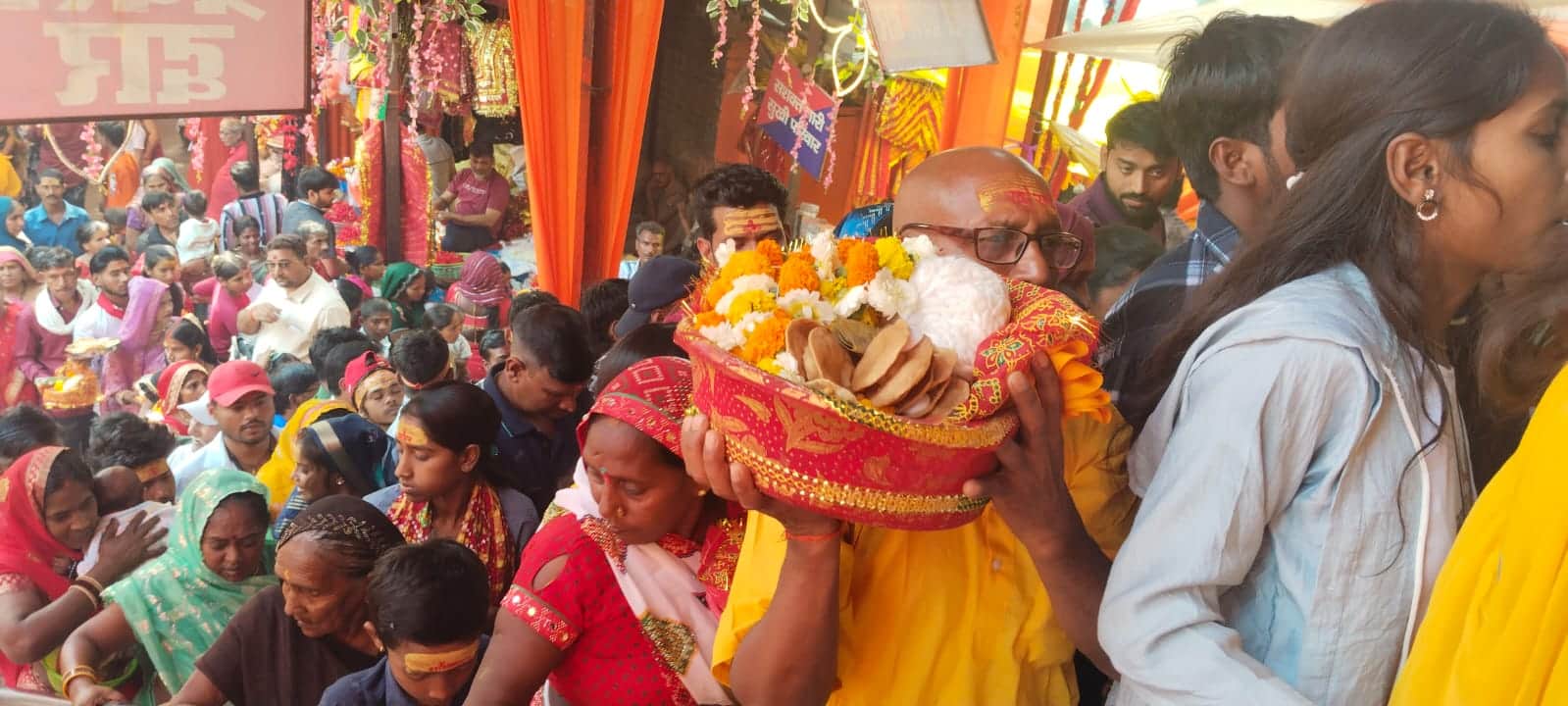 नवरात्र के सातवें दिन मां शीतला के दरबार में लगी भक्तों की भीड़। संवाद