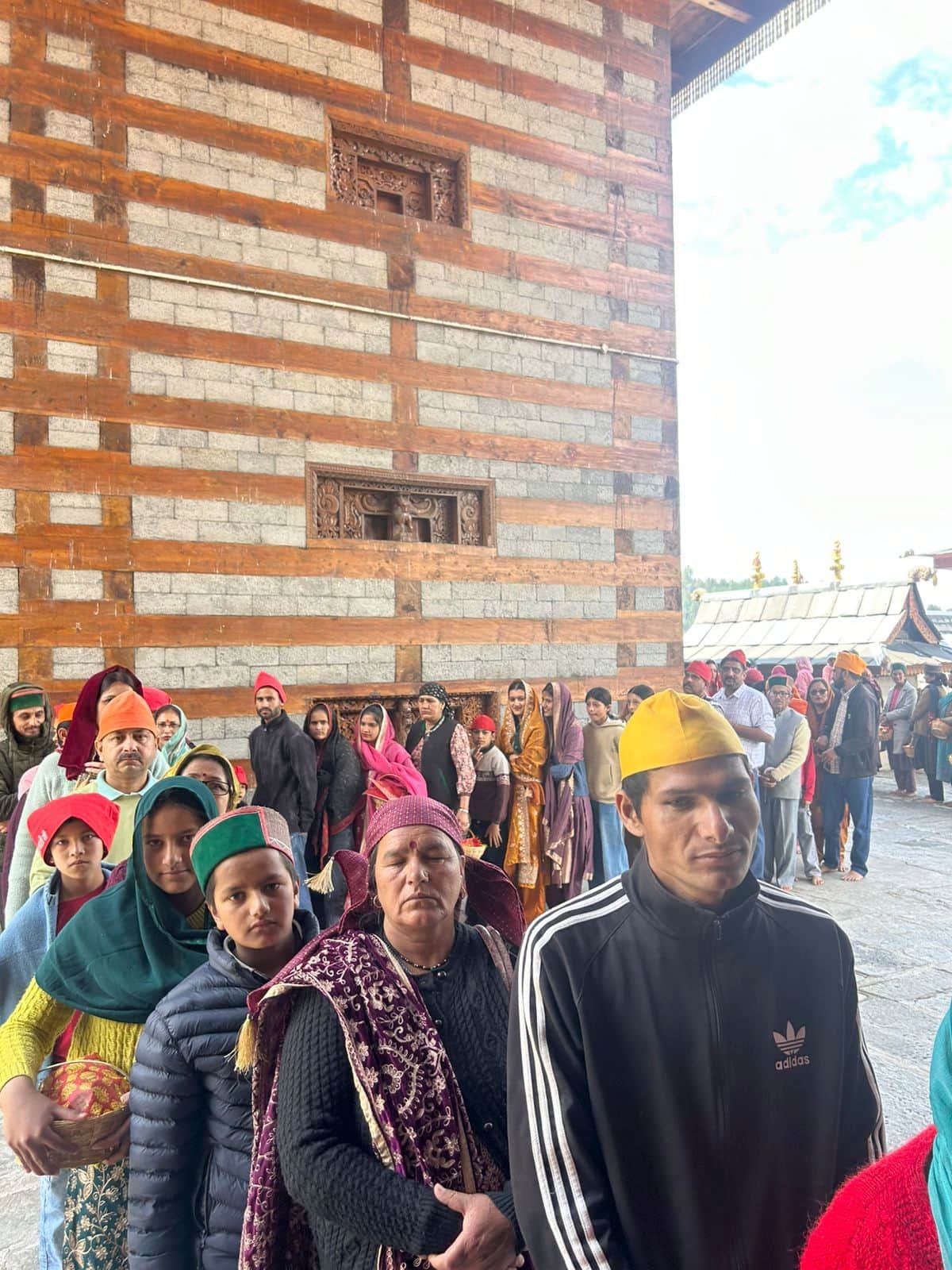 नवरात्रि पर्व पर भीमाकाली मंदिर सराहन में मां की पूजा-अर्चना के लिए कतारों में खड़े श्रद्धालु। 