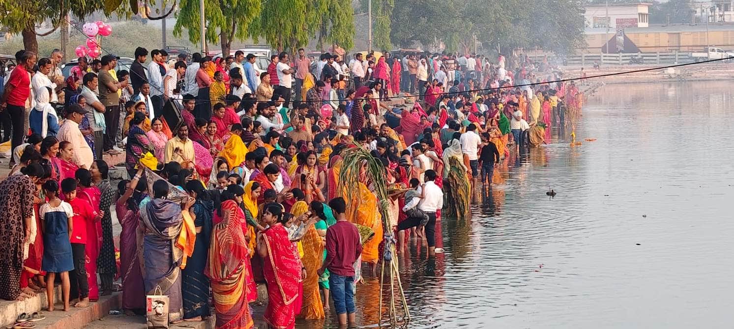 पीडीडीयू नगर के मानसरोवर तालाब पर उगते सूर्य को अर्घ्य देते लोग। स्रोत:-जागरूक पाठक